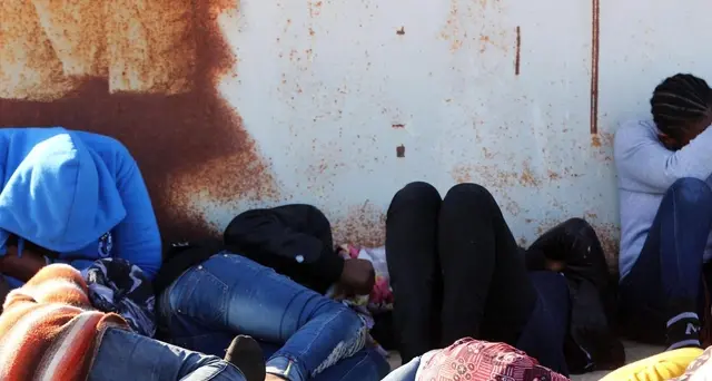 Marina libica raccoglie 450 migranti