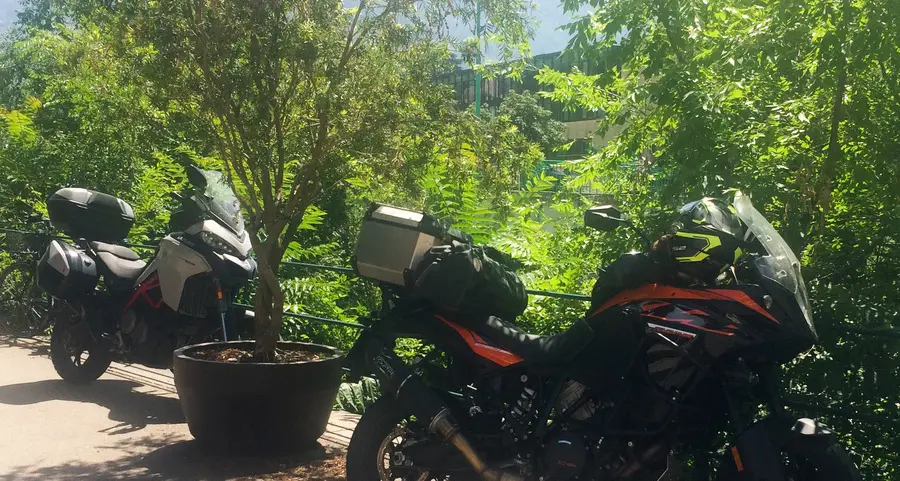 Turisti, parcheggio “creativo” lungo la passeggiata pedonale