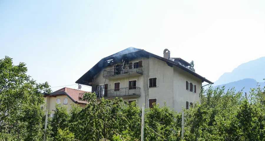 Incendio, due anziani intossicati