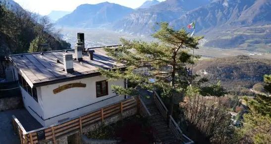 Danni al rifugio Bindesi, scoperto il presunto autore. Ripreso dalle telecamere a spargere chiodi