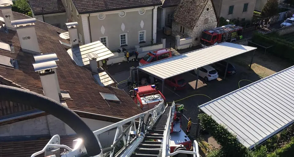 Egna, tetto colpito da un fulmine prende fuoco