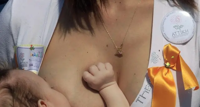 Bologna, mamma con neonata via da corso