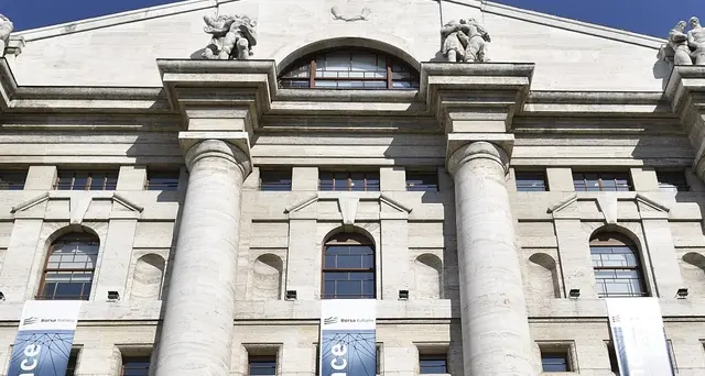 Borsa Milano corre 1,6%, spread a 206