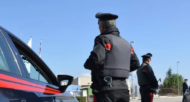 Abusi su figlio 15enne, arrestato