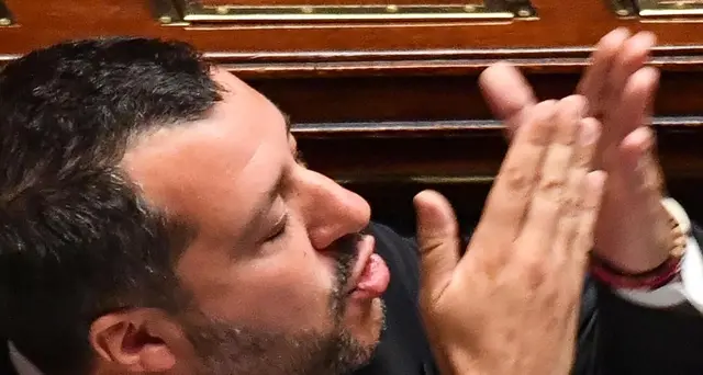 Striscione anti Salvini: diritto critica