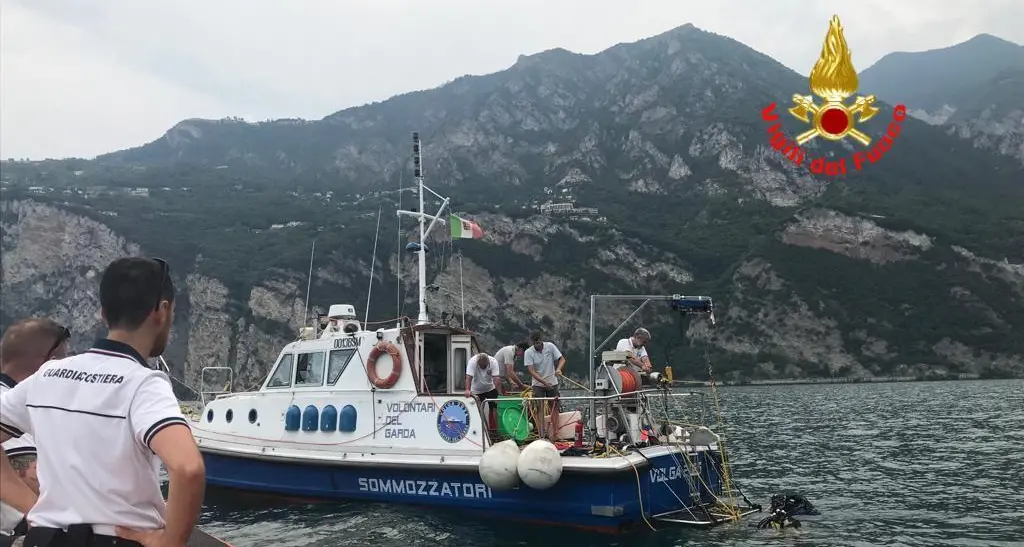 Vuole battere il record, sub muore nel lago di Garda