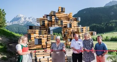 Sesto, un’opera coi libri di vetta celebra i pionieri dell’alpinismo