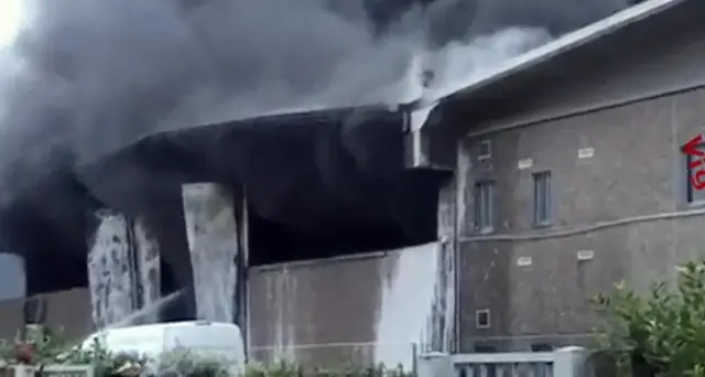 Incendio in azienda rifiuti nel Milanese
