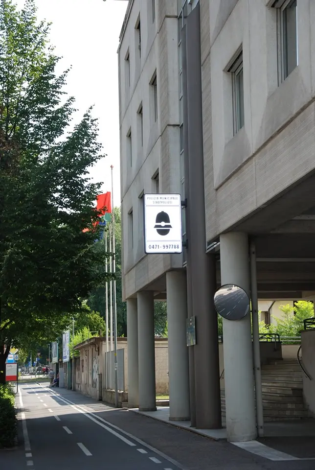 La polizia municipale cerca un ciclista coinvolto in un incidente