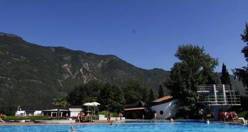 Lana, cade dal trampolino al lido, ferito bambino di 8 anni