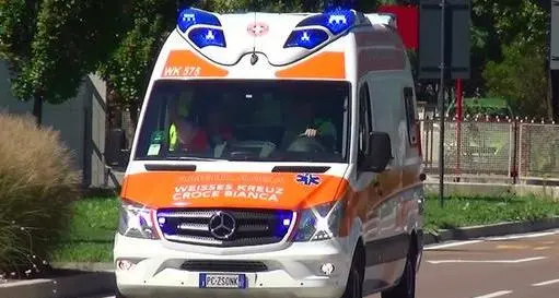 Finisce contro un tir, grave un motociclista