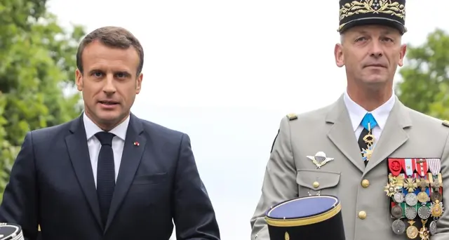 Gilet gialli fischiano Macron a parata