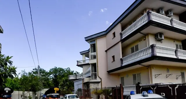 Tenta di uccidere moglie e figlia, preso