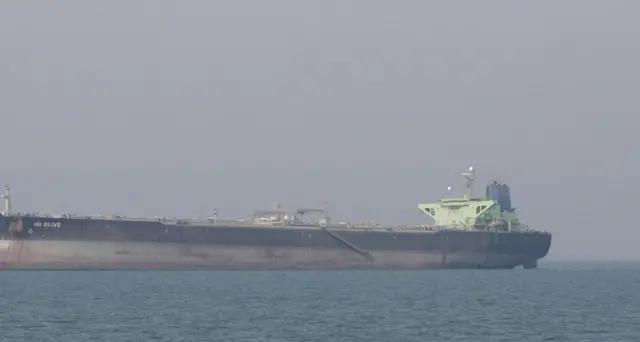 Iran, petroliera EAU scortata in porto