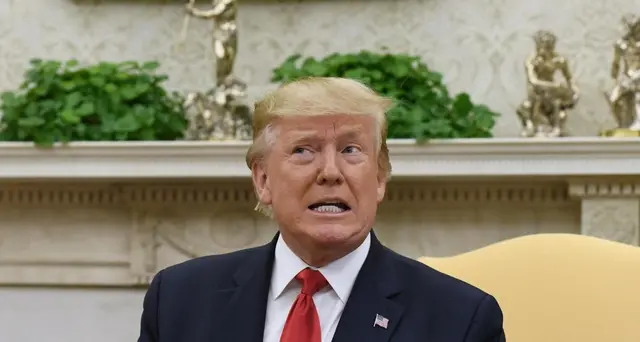 Trump si dissocia dai cori contro le dem