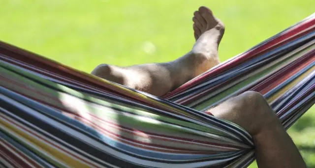 Turista multato perché dormiva su un'amaca