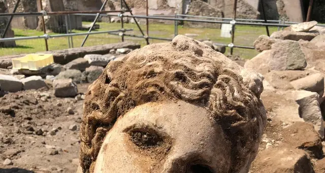 Da scavi dei Fori Roma emerge un busto