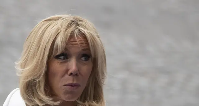 Esercito assistenti per Brigitte Macron