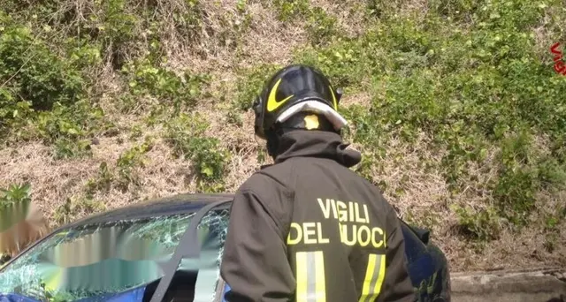 Auto travolta da un treno, due morti