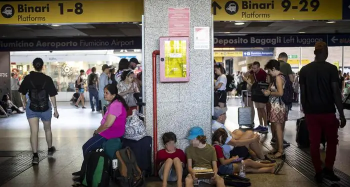 Treni in tilt: incendio doloso, ritardi fino a 4 ore da Nord a Sud. Rivendicazione anarchica