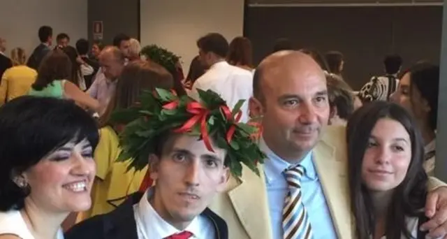 Giovane malato encefalopatia si laurea