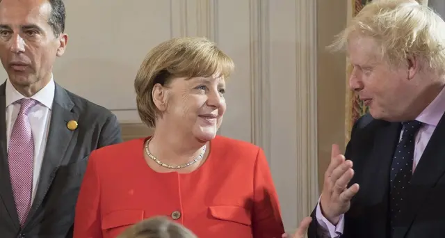 Gli auguri di Merkel a Johnson