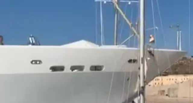 Maxi yacht distrugge barca alla banchina