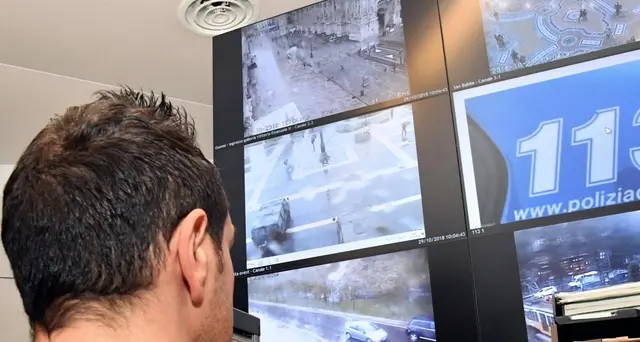 Polizia aggredita, identificava uomo