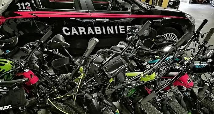 Diciotto bici rubate nascoste in un bosco sul Colle