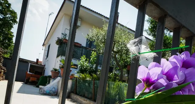 Cc ucciso, fiori e striscioni a Somma