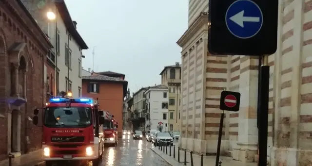 Verona, crolla parte tetto del Duomo