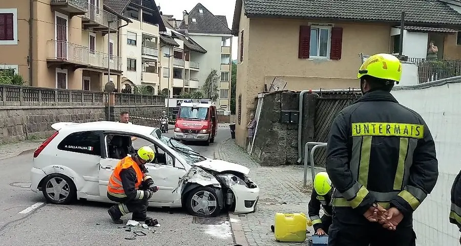 Azzarda il sorpasso, si schianta in via Roma