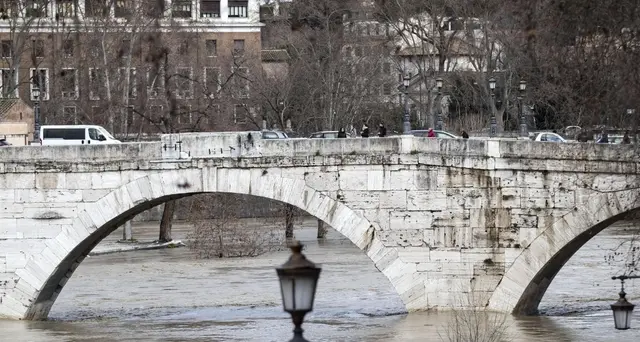 Cade da banchina Tevere, muore turista
