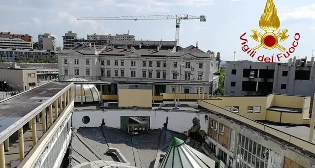 Crolla tetto piscina a Trieste,no feriti