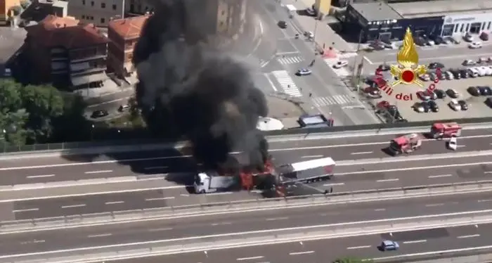Due camion a fuoco, chiusa l'A14 a Bologna