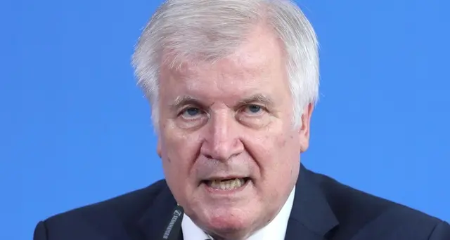 Seehofer a Salvini, navi non aspettino