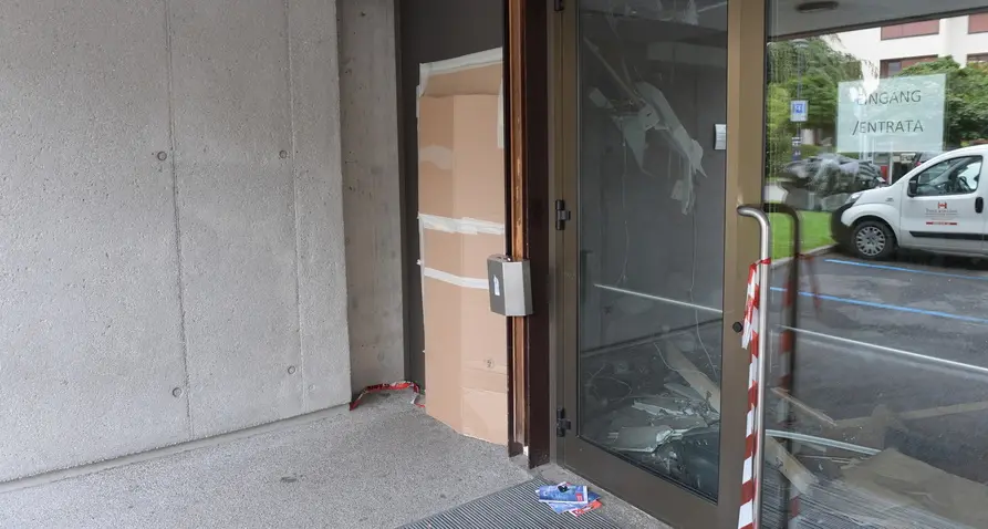 Bancomat fatto esplodere a Lana