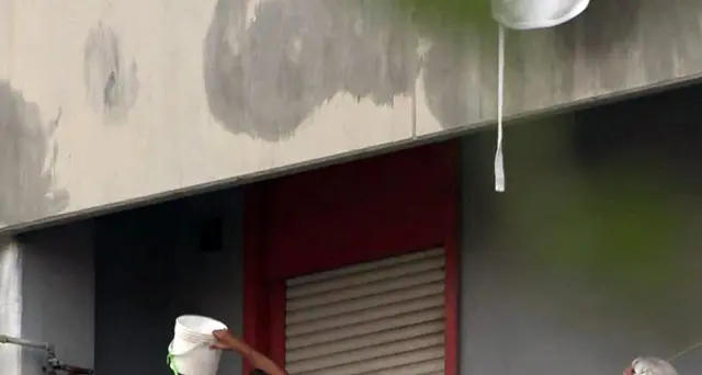 Barricato in casa con bombole gas, preso