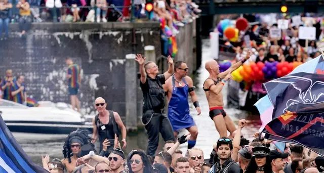 80 barche arcobaleno in canale Amsterdam