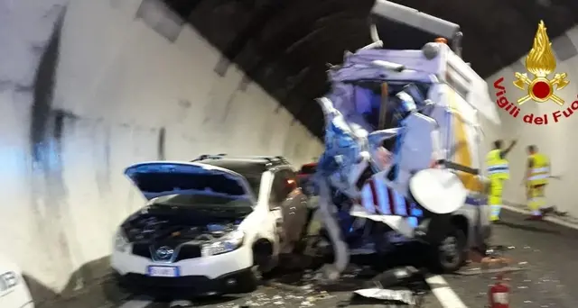 Poliziotti feriti da tir in autostrada