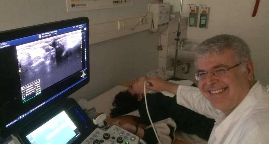 Cambia vita a 50 anni, diventa medico dopo la morte del padre