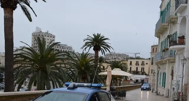 Difende fratello derubato, picchiato
