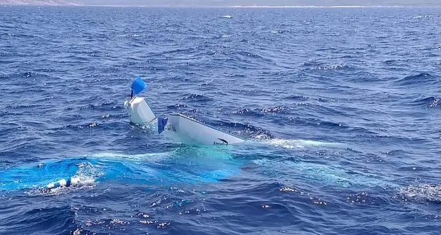 Ultraleggero cade in mare, pilota salvo