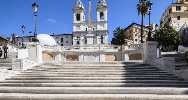 Divieto di sedersi a Trinità dei Monti