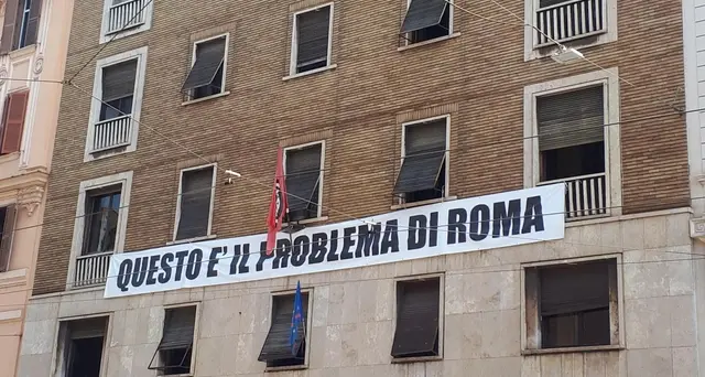 Casapound, attivisti rimuovono scritta