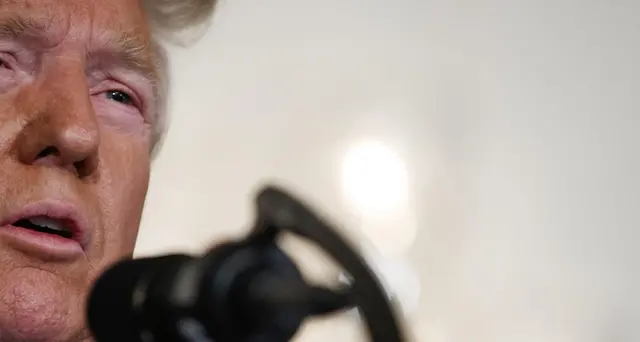 Trump sui luoghi delle stragi, proteste
