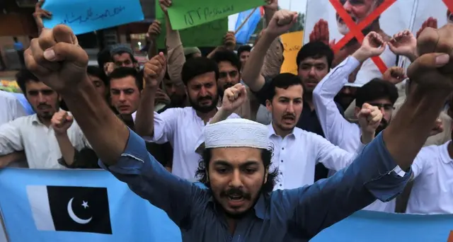 Kashmir: inseguito da polizia, muore
