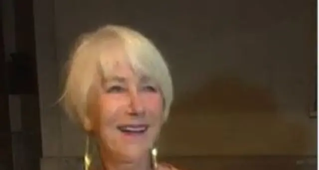 Helen Mirren fa le orecchiette in piazza