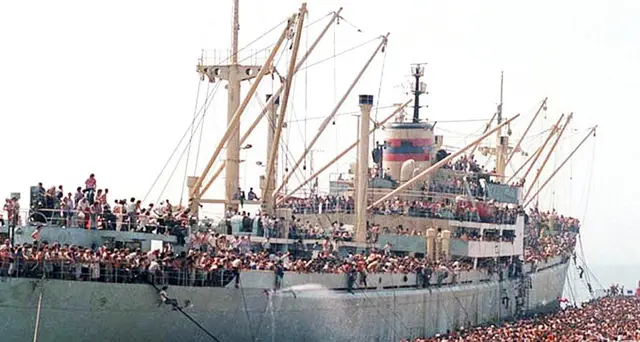 28 anni fa Vlora a Bari, 20mila in fuga