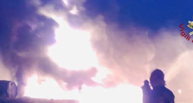 Faenza, maxi incendio in un magazzino